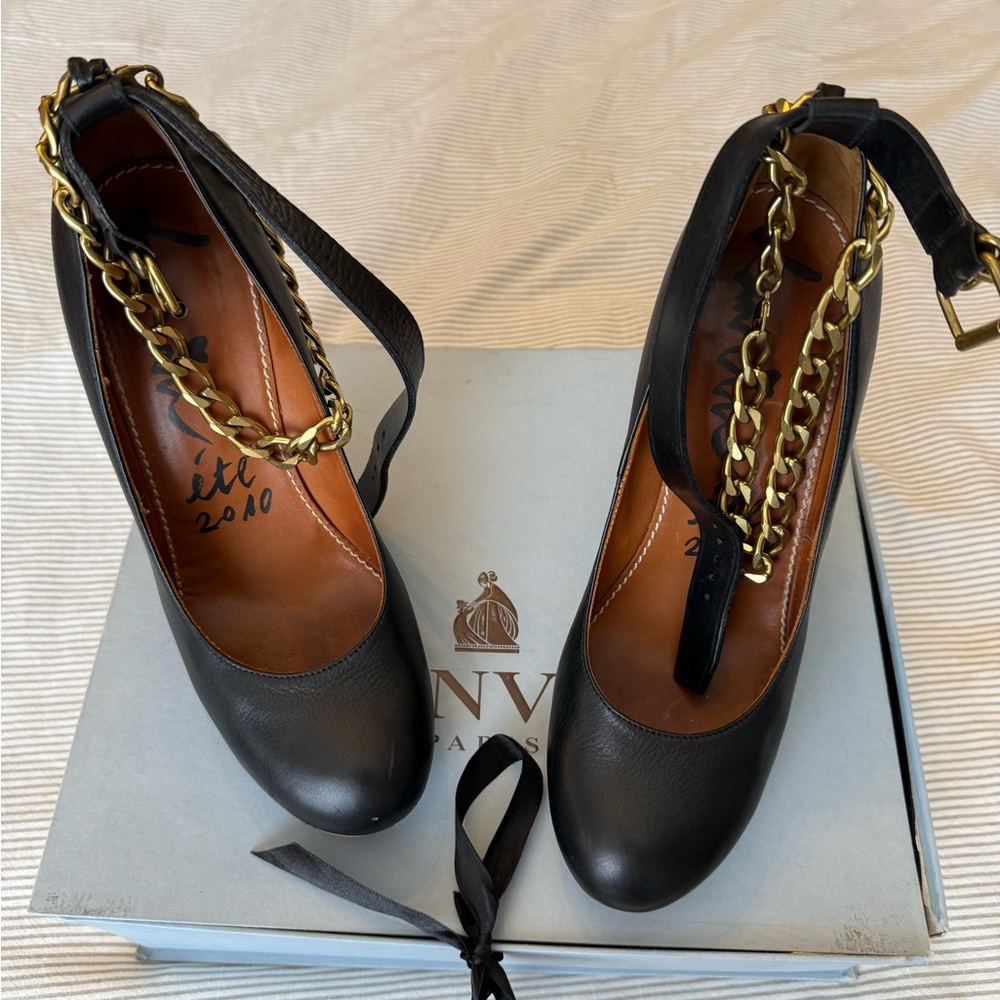 LANVIN Elegant Black Leather Women's Shoes with Gold Chain